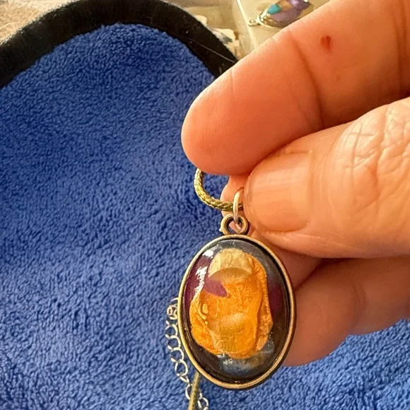 Unique Resin Elegant Gold Pendant Necklace - Picture 7 of 9